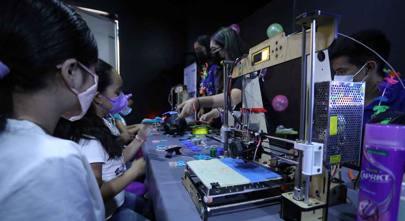 Equipo de KeyBot impartiendo taller de impresión 3D