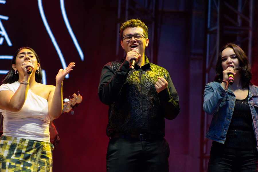 Mauricio canta