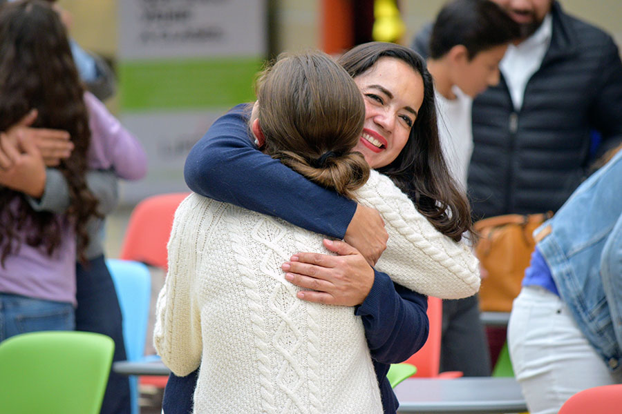 Madre abrazando a su hija en Bienvenida a PrepaTec. 