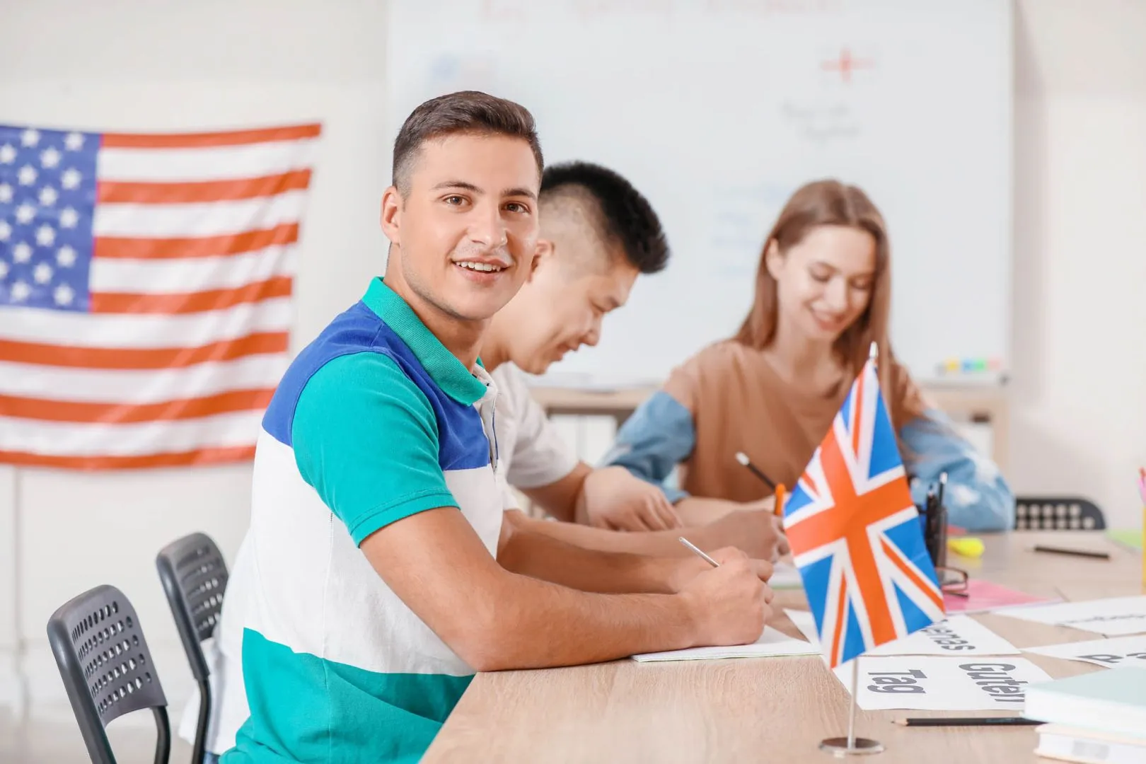 Personas estudiando idiomas