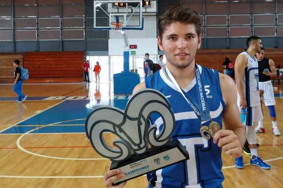 Diego representando al equipo de baloncesto de campus Tampico y ganando primer lugar.