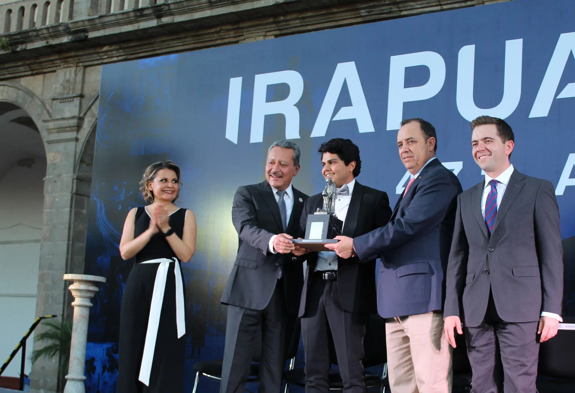 El alcalde de la ciudad entregándole el premio.