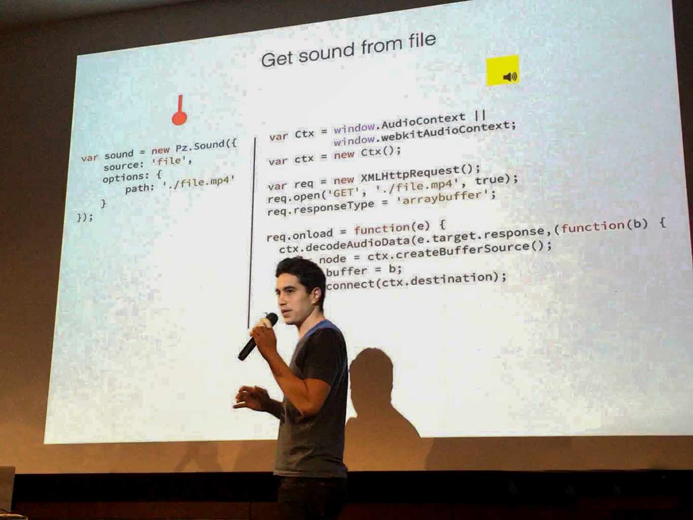 Alejandro dando una conferencia sobre su aplicación Pizzicato.js