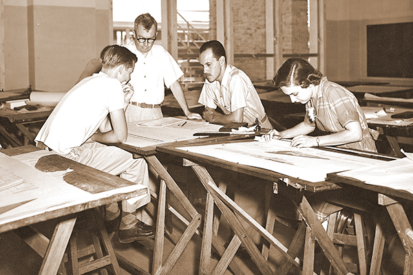 Alumnos de las primeras décadas realizando sus actividades escolares.