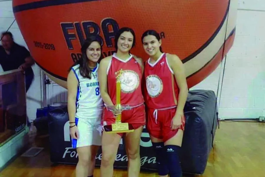 Ana, Andrea y Mariana con el premio.