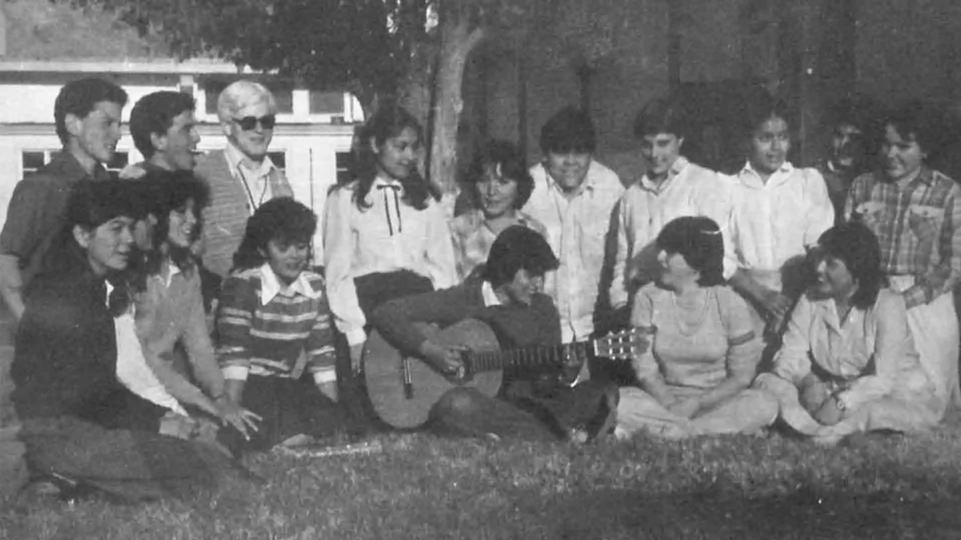 Ana García tocando la guitarra