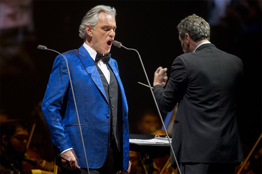 Retrao de Andrea Bocelli durante el concierto