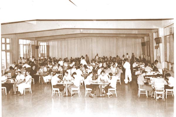 Alumnos en la cafetería Centrales en 1947