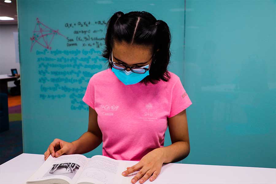 Camila preparándose para olimpiada de Matemáticas