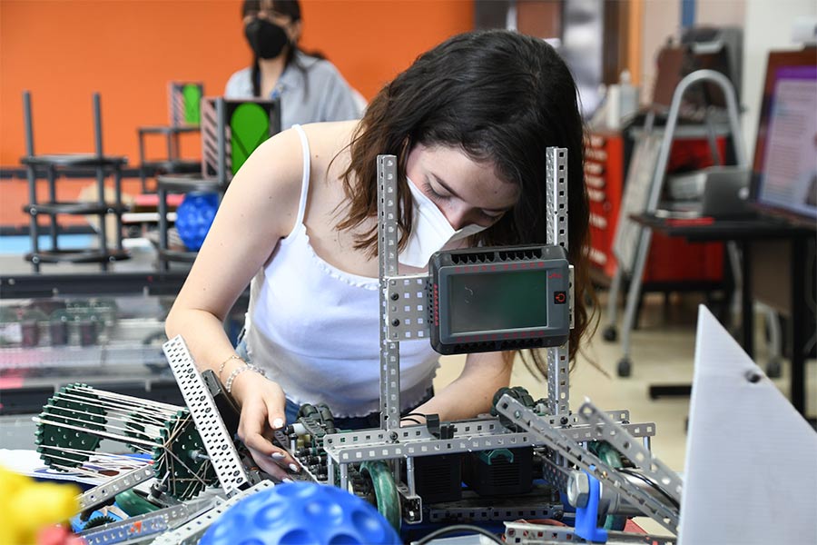 Carolina trabajando en el robot