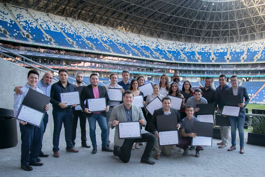 Egresados de la primera generación del Certificado en Administración Deportiva de Tecmilenio y Club de Futbol Monterrey