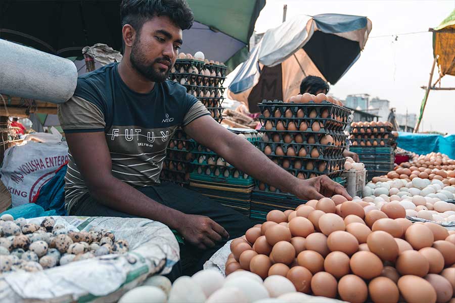 Comerciantes-vendiendo-huevos-en-mercado