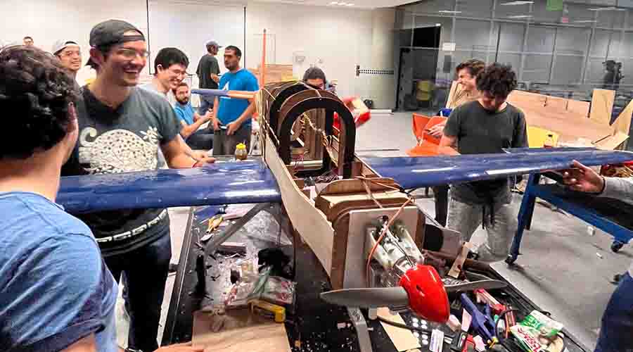 Jóvenes ingenieros del Tec Querétaro construyen avión a escala