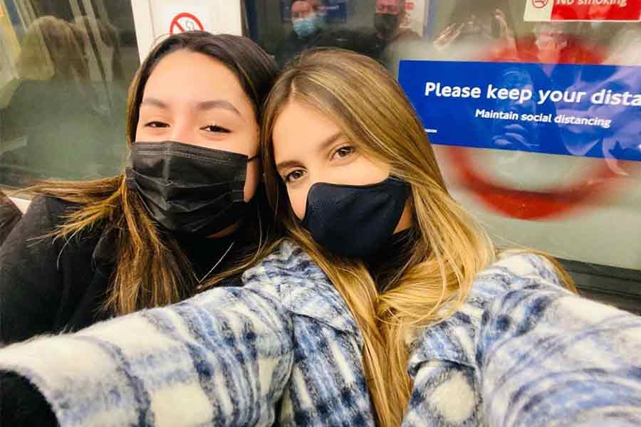 Fernanda y amiga en el metro