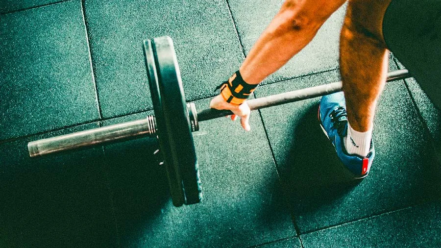 Equipo deportivo en un gimnasio