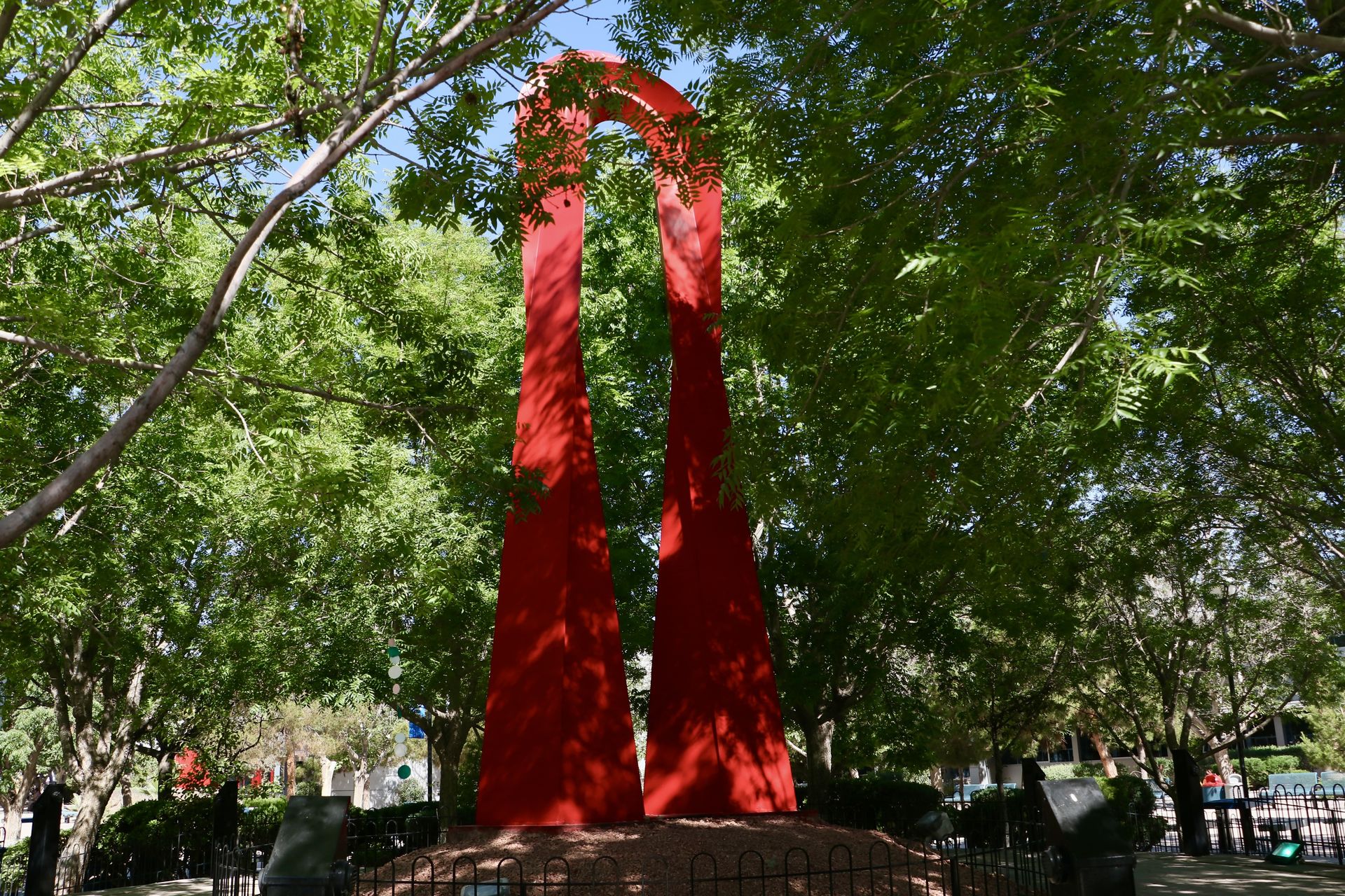 Escultura "El Umbral del Conocimiento" en el campus