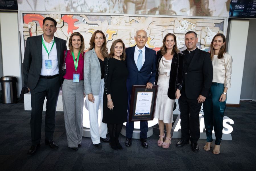 La familia del ingeniero José Luis González lo acompañó a la entrega del Premio Trayectoria EXATEC