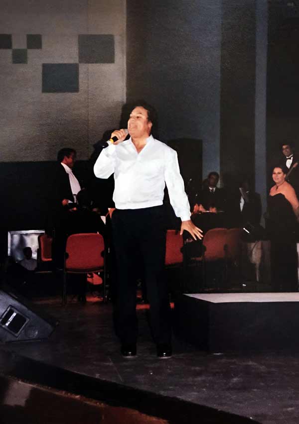 Juan Gabriel en el escenario del Tec Campus Ciudad Juárez.