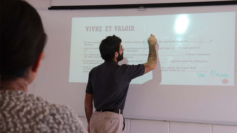 Damien dando clase a sus alumnos campus Ciudad Obregón