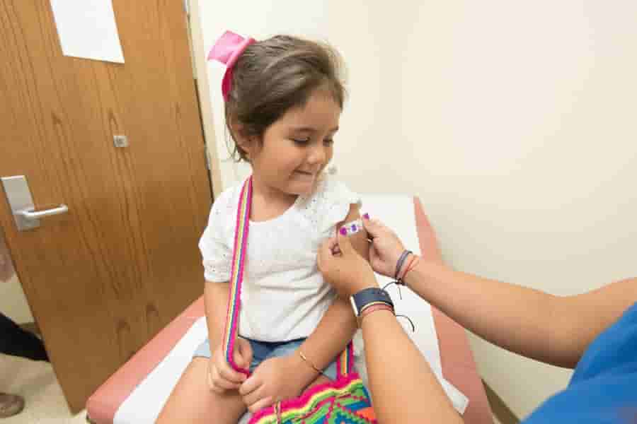 Menor de edad siendo vacunado
