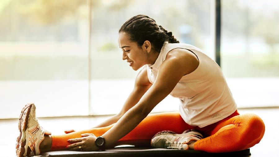 Mujer haciendo estiramientos deportivos