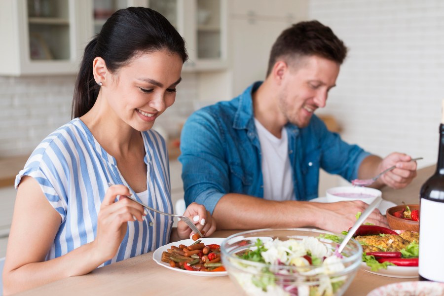 Mujer y hombre comiendo saludablemente
