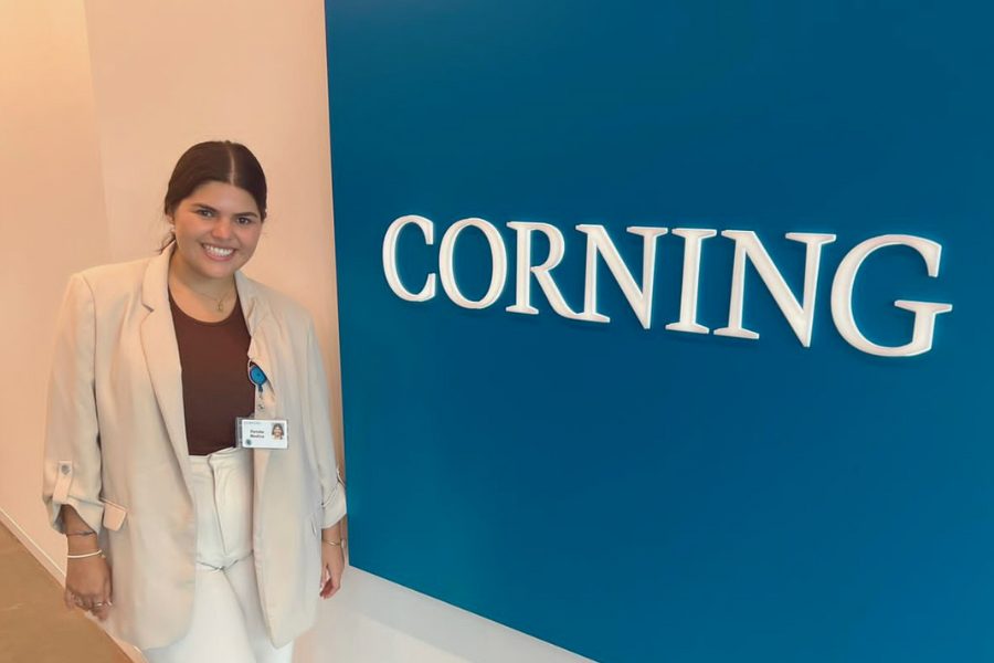 Renata en la empresa Corninng.