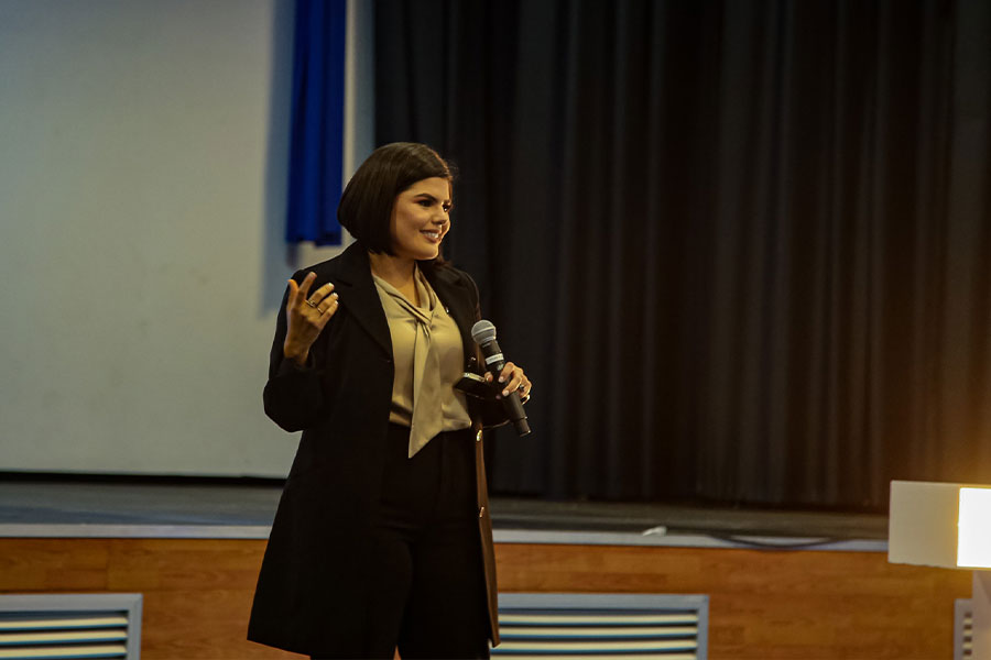 Renata dando un discurso en el Tec Campus Tampico
