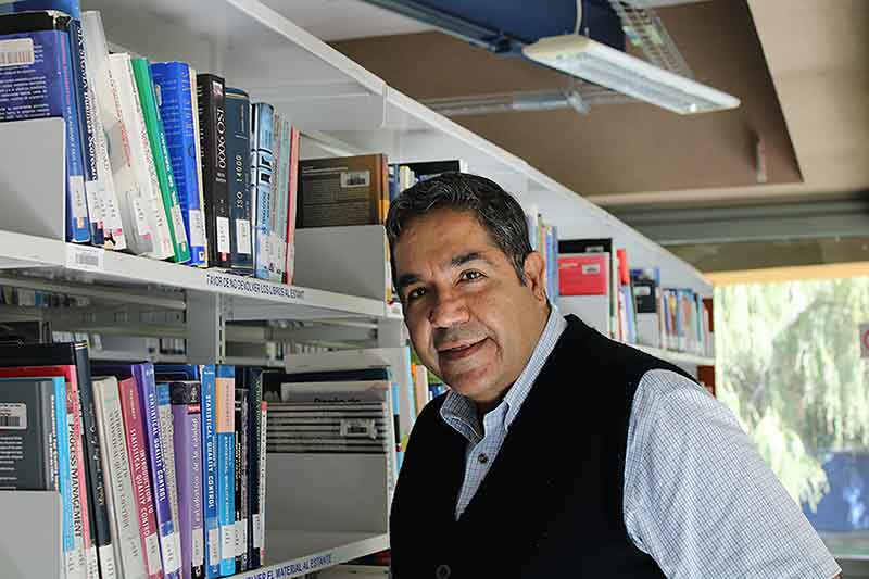 El profesor Octavio Cabrera en la biblioteca.