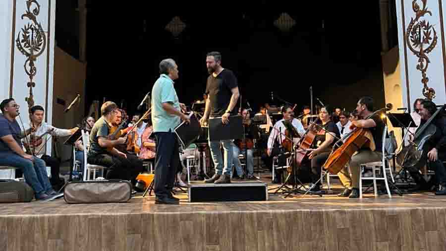 Alfonso Molina docente del Tec campus Querétaro dirigió su obra Danzas itinerantes junto al célebre compositor Arturo Márquez en el Festival Cultural Álamos Pueblo Mágico en Sonora.