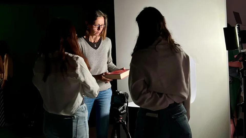 Guylaine Couttonlenc, profesora del Tec campus Qro en estudio fotográfico