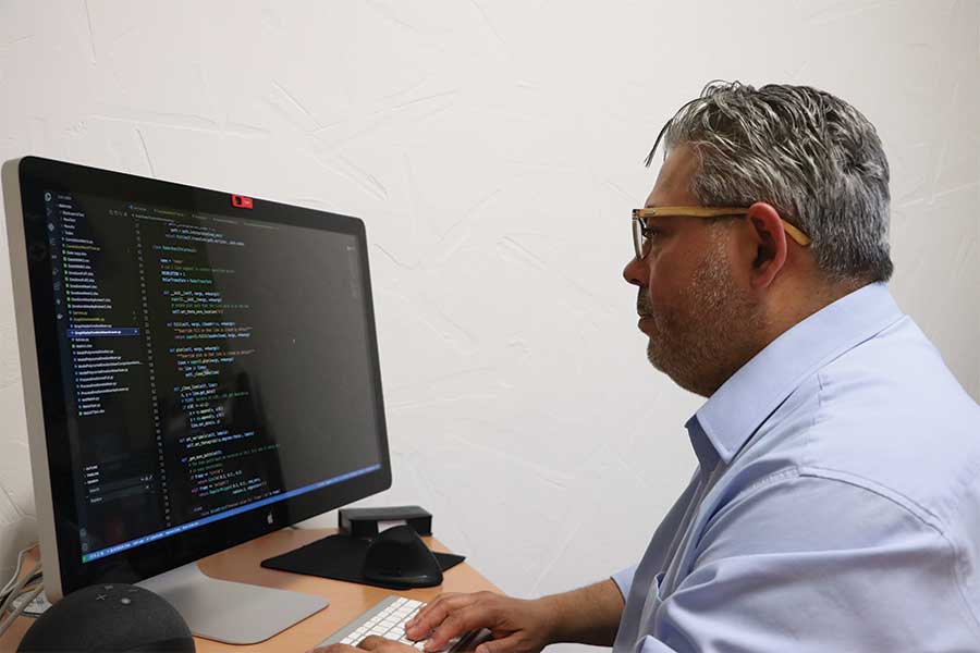 El profesor del Tec Raime Bustos explica el funcionamiento de las computadoras cuánticas