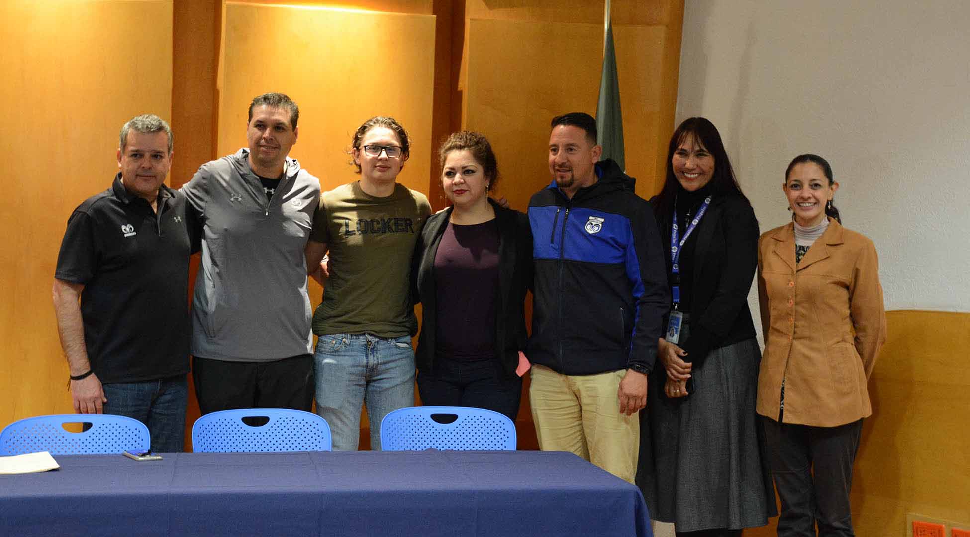  Renzo Bibiano familia y entrenadores en la firma de carta compromiso
