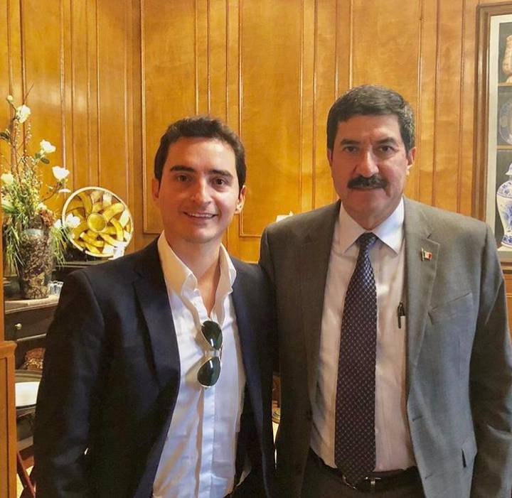Sostuvo una reunión con el gobernador del estado en busca de apoyo para desarrollar su empresa en Chihuahua