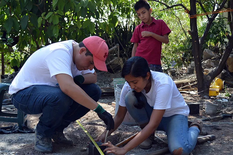 Los alumnos trabajaron en equipo para construir una vivienda destinada a una familia. En algunos casos, recibieron apoyo de los miembros de la familia.