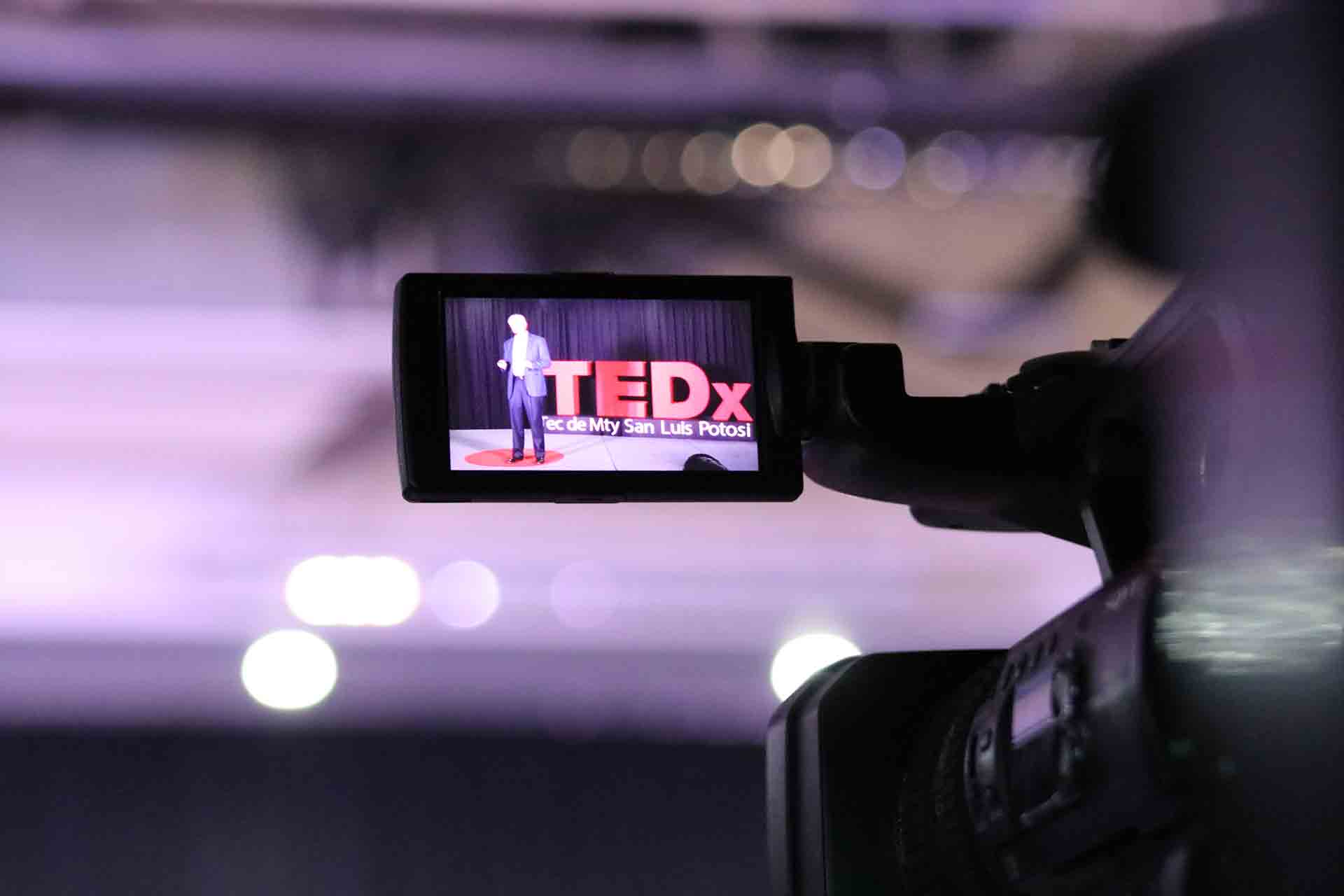 Las pláticas son grabadas para subir en la página oficial de TED talks