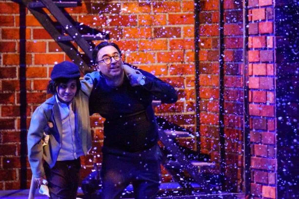 En el campus Monterrey, Marcelo González dirigió la puesta en escena "Un cuento de navidad", con Adal Ramones.