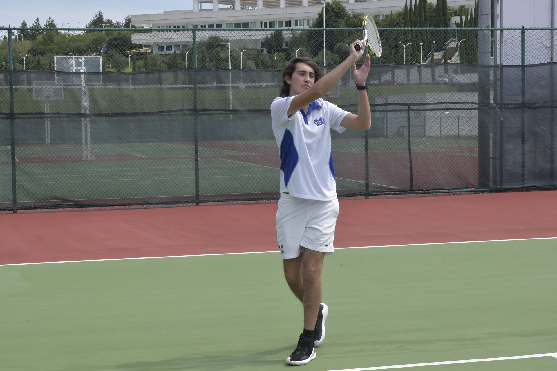 Práctica de tennis en el campus