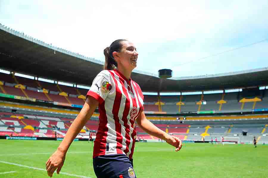 Egresada del Tec Guadalajara, Adriana Iturbide, es futbolista profesional y juega en Chivas.