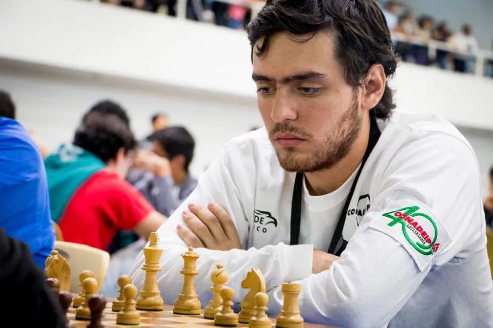 Estudiante del Tec jugando ajedrez.