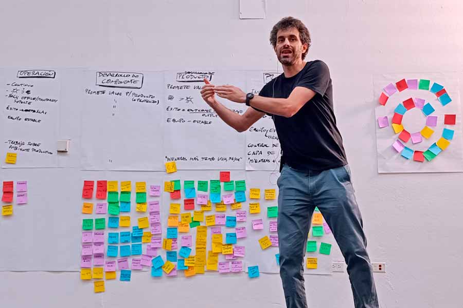 El autor y agilista Alan Cyment compartió conceptos sobre la agilidad durante varias sesiones de la Agile Week.