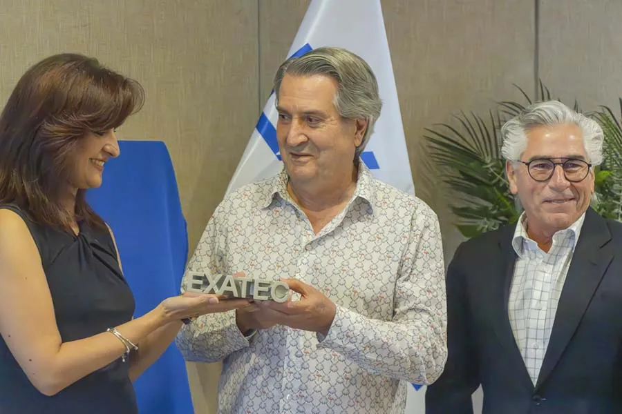 alberto coppel recibiendo premio al mérito exatec