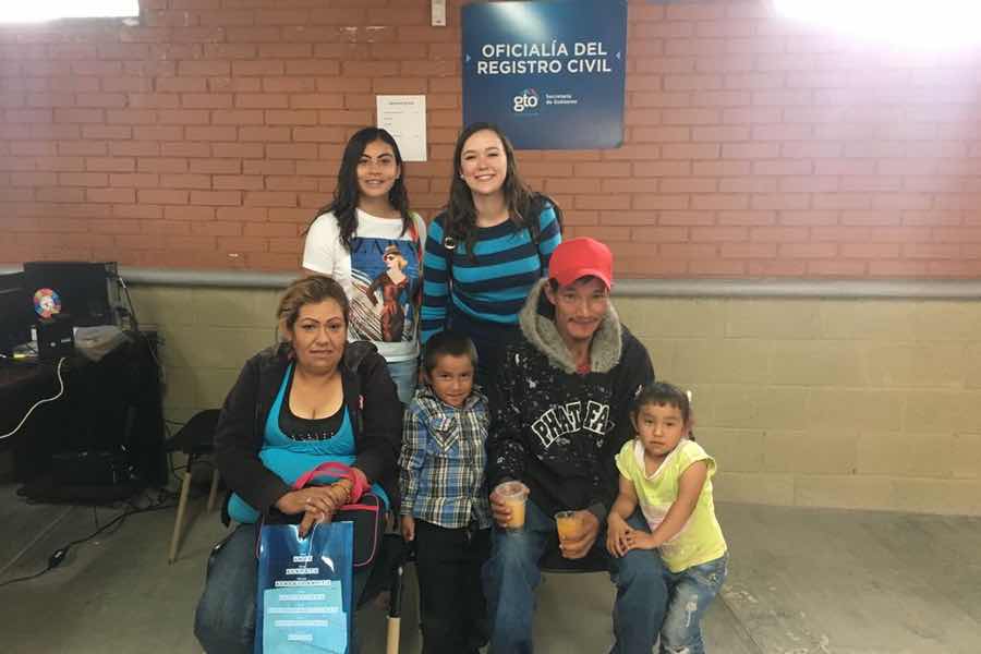 alumnas con familia que recibio acta de nacimiento