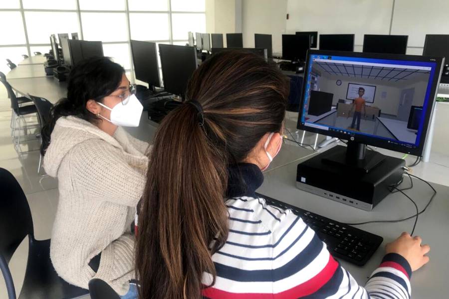 Alumnas del Tec Estado de México usando la innovación educativa
