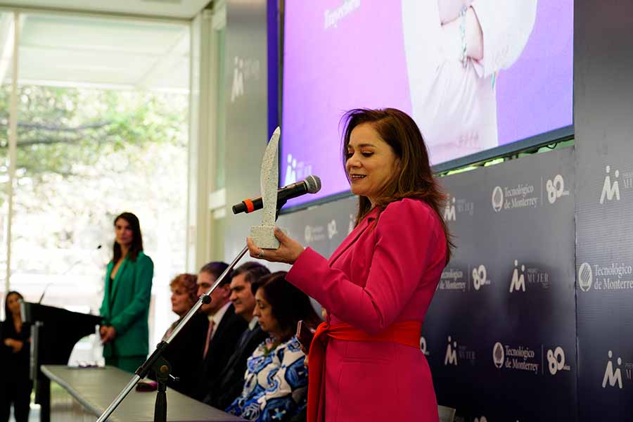 Lupita Valenzuela ganadora del Premio Mujer Tec