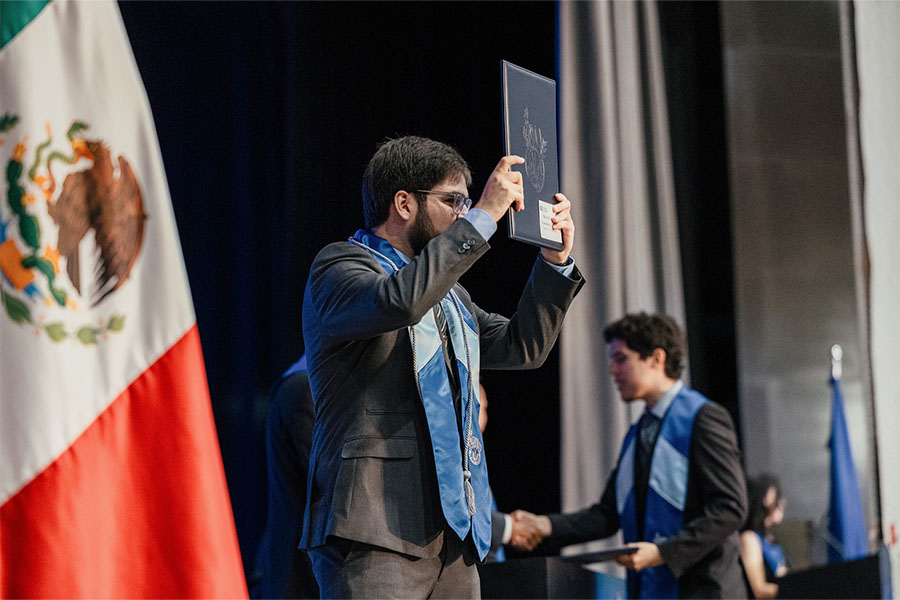 Estudiante ganador del premio nacional del examen CENEVAL levanta su título profesional en la ceremonia de graduación de junio 2025