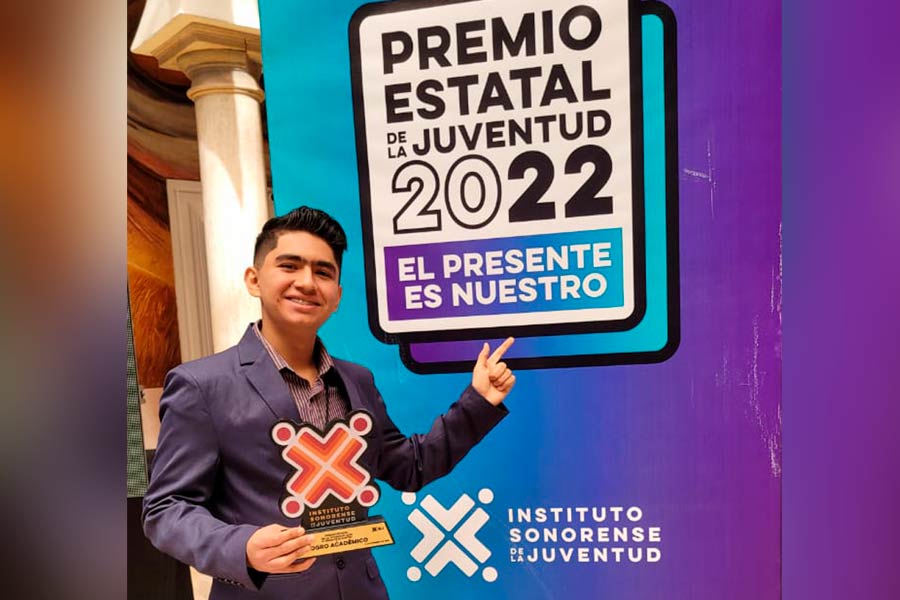 El alumno de PrepaTec Navojoa, Miguel Valenzuela, recibe el Premio Estatal de la Juventud