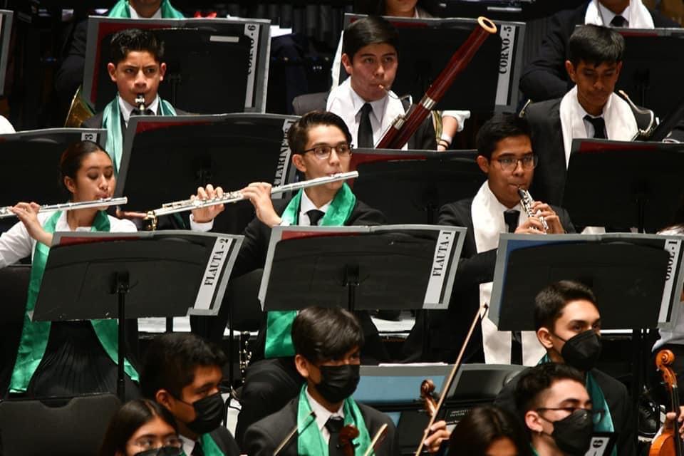 Alumno PrepaTec tocando la flauta en orquesta sinfónica infantil de México.