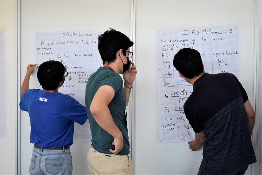 Alumnos de la Escuela de Ingeniería y Ciencias del campus Monterrey en participación en concurso nacional de ciencias básicas 