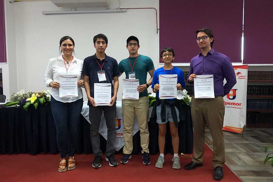 Alumnos del campus Monterrery y sus asesores en el concurso nacional de ciencias básicas